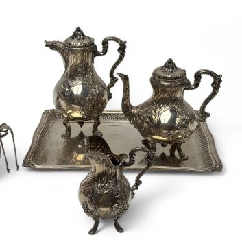 Plateau quadrangulaire en argent (min.800) au décor incisé de branches de fleurs