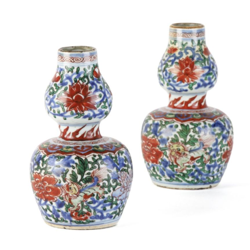 CHINA, late Ming dynasty or transitional period, 17th century. Pair of double gourd-shaped porcelain vases