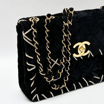 CHANEL Jumbo 33 cm shoulder bag in black quilted velvet