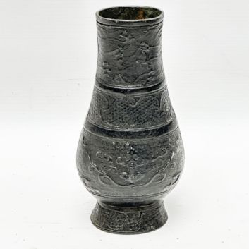 JAPAN, 19th century, Bronze vase with long neck resting on a flared foot