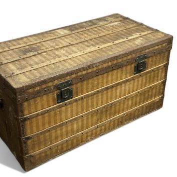 Louis VUITTON Malle de voyage en toile rayée, renforts en bois, bordures, coins et poignées latérales en métal