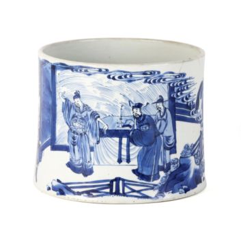 CHINA, reign of Kangxi (1662-1722). Porcelain bidong brush pot with blue underglaze decoration of an assembly of scholars