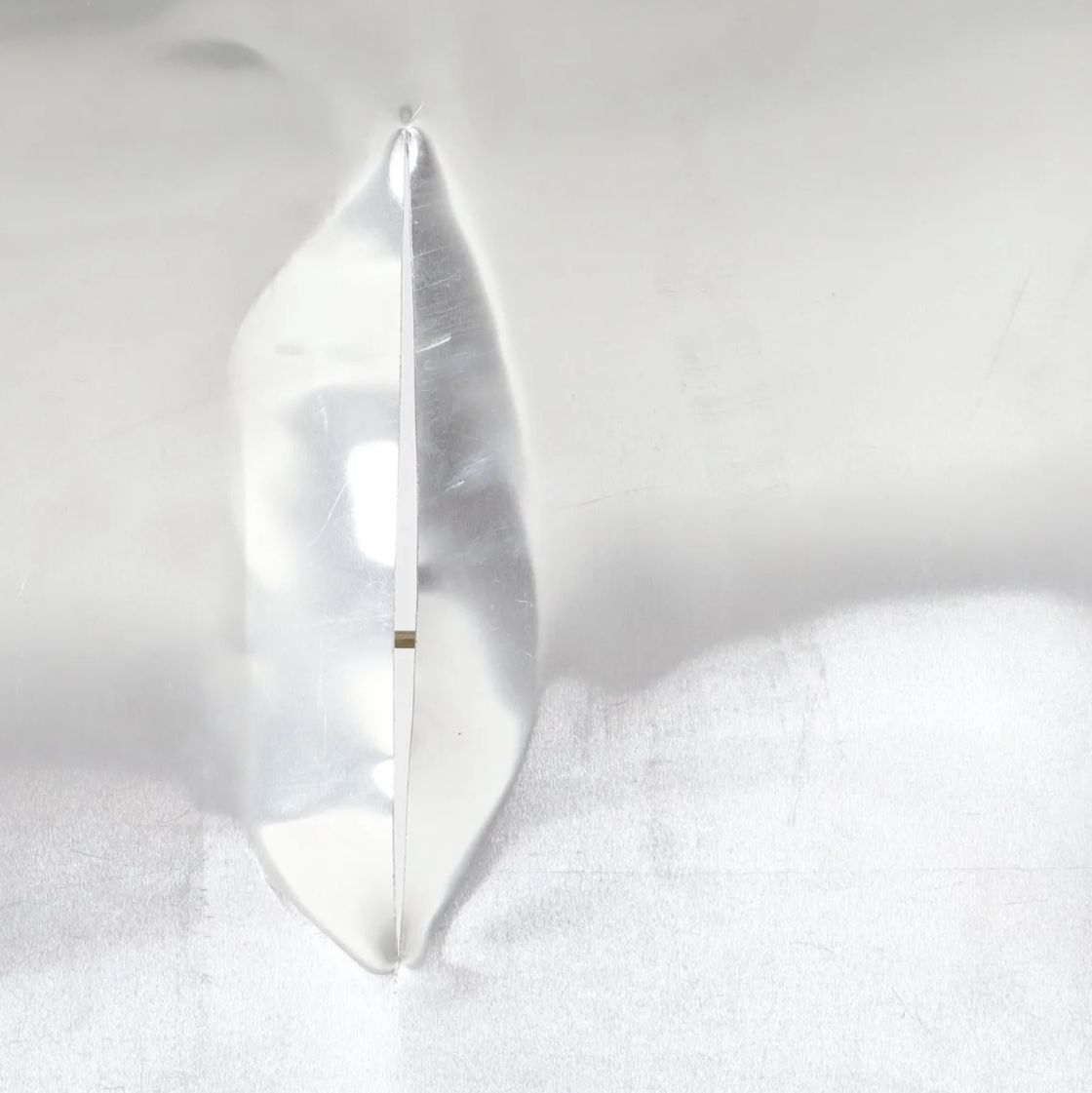 D'après Lucio Fontana, plaque en aluminium brossé