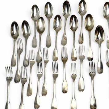 Ensemble de douze fourchettes et douze cuillères (différences dans certains modèles et certains formant couverts) en argent (950 millièmes)