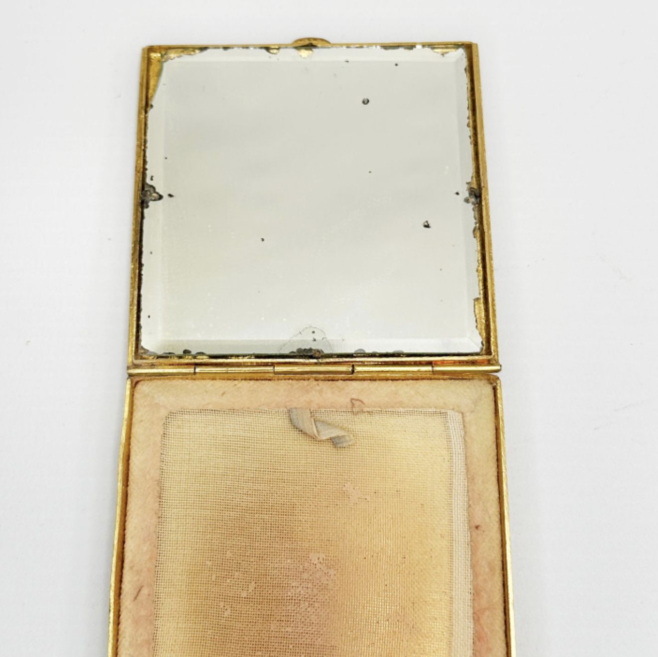 Line Vautrin, inside a powder case