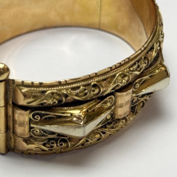 Yellow gold (750) cuff bracelet with filigree and geometric motifs.