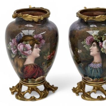 Paire de vases en cuivre au décor peint de deux profils de femmes aux coiffures fleuries dans un environnement naturaliste au crépuscule