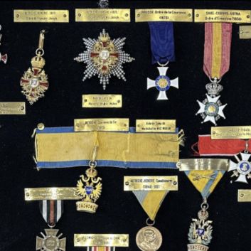 ALLEMAGNE - AUTRICHE Vitrine comprenant 31 médailles et décorations allemandes et autrichiennes