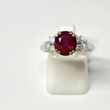 Ring in platinum (850th), set with an oval faceted ruby