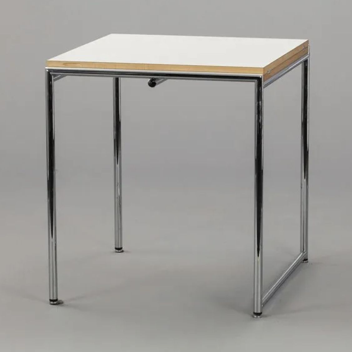 Eileen Gray, steel table