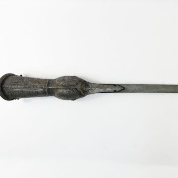 Pata" sword with gauntlet