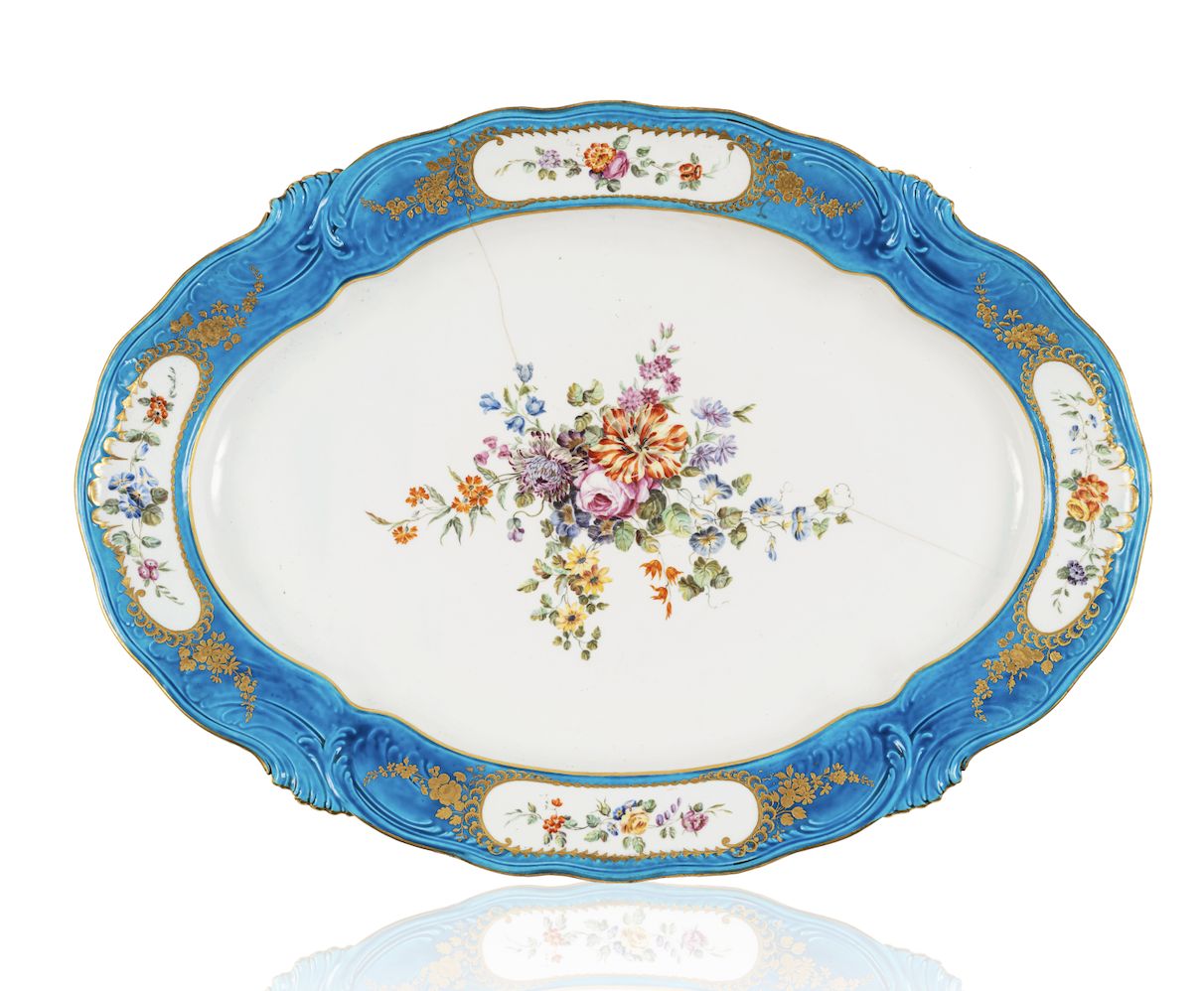 Vincennes porcelain dish presented for sale on April 18