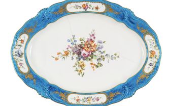 Vincennes porcelain dish presented for sale on April 18