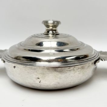 Bowl and lid in silver, plain body, ears with channels and radiating gadroons
