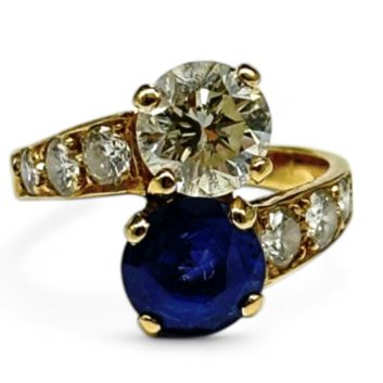 Bague "toi et moi" en or 18k (750e), ornée d'un diamant brillanté et d'un saphir rond facetté en serti griffe