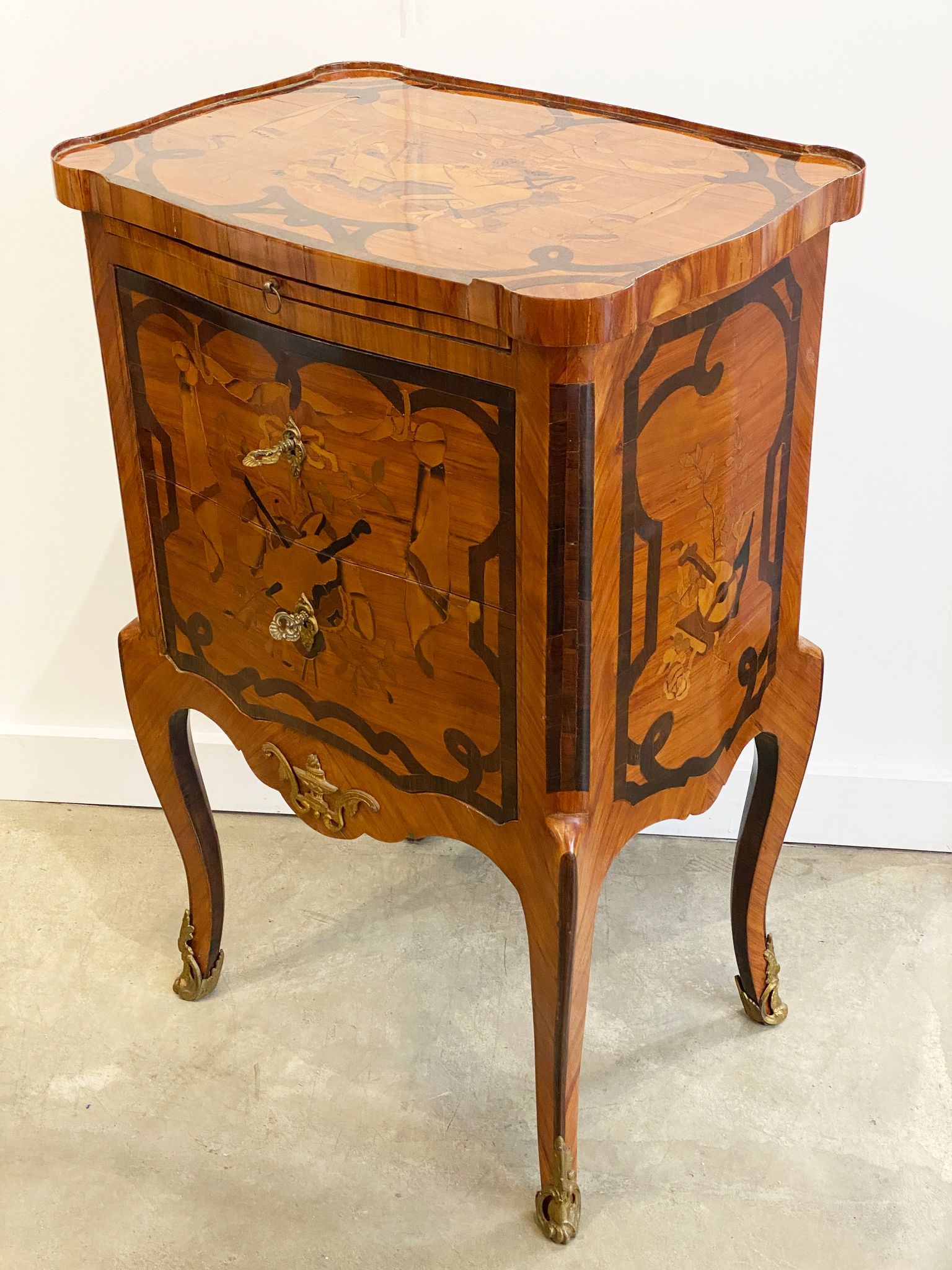 Louis XV period chest of drawers in flower marquetry