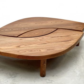 Pierre CHAPO (1927-1987) Coffee table, circa 1980, model T22C called Œil in solid elm wood