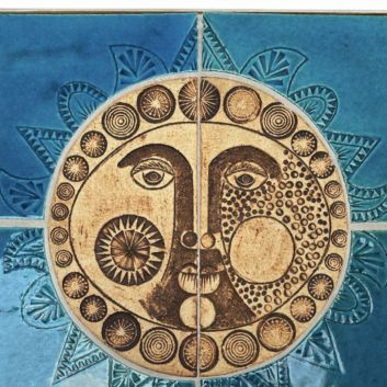 Roger CAPRON (1922-2006) Panneau décoratif mural modèle Minimuro, 1973, à décor d’un couple de visages formant soleil.