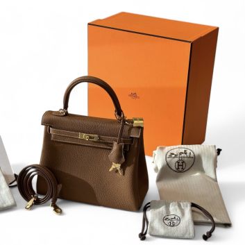 HERMÈS Sac Kelly retourné 25 cm en veau Togo Gold, bijouterie en métal plaqué or, doublure en chèvre Gold