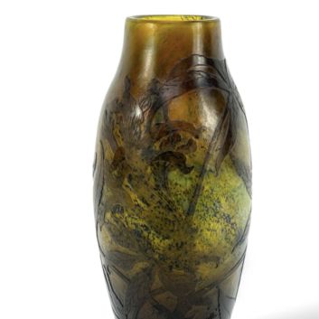 ÉTABLISSEMENTS GALLÉ (1904-1936) Vase ovoïde à col ouvert. Épreuve en verre mélangé jaune et verdâtre à traces bleu, rouge et verte