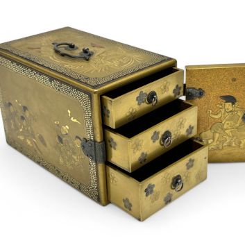 JAPON, période Meiji (1868-1912) Kodansu en laque or, ouvrant à une porte sur trois petits tiroirs à décor en hira et takamakie