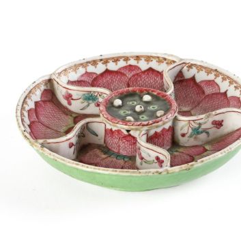 CHINA, Compagnie des Indes, Qing dynasty, Jiaqing period (1796-1820), Enameled porcelain entremets dish