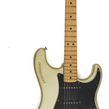 FENDER STRATOCASTER Anniversary guitar (for the 25th anniversary of the brand, 1979) with gold patina
