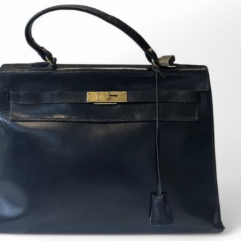 HERMÈS Sac Kelly sellier, 35 cm, en veau box noir, doublure en chèvre noir, bijouterie en métal plaqué or.