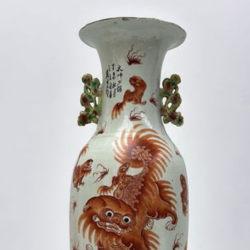 CHINA, 19th century, Glazed ceramic baluster vase with coral Buddhist lion and Fô dog design