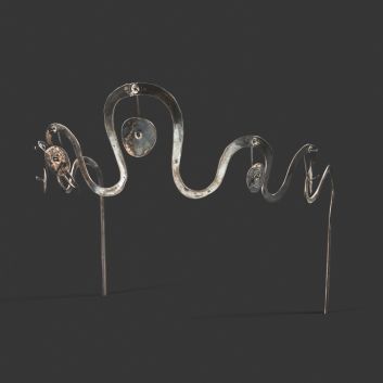 Alexander CALDER (1898-1976) Silver tiara with wave motifs holding pendants.