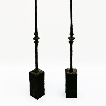 Bahman DADKHAH (b. 1941) Pair of candlesticks in bronze with green patina