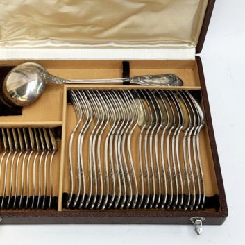 Paul TALLOIS (active between 1907 and 1928) Louis XV-style silver (925) menagère set.