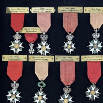 FRANCE Vitrine abritant un ensemble de 22 Croix de l’Ordre de la Légion d’honneur