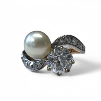 Bague "toi et moi" en or rose 18k (750e) et platine, ornée d'un diamant taille ancienne et d'une perle probablement fine