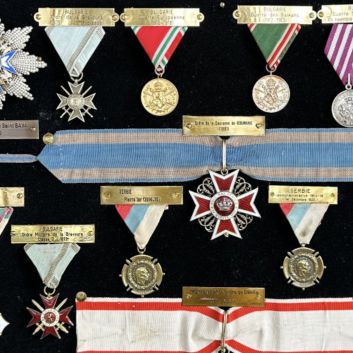 EUROPE DE L’EST - BALKANS Vitrine comprenant 18 décorations civiles et militaires