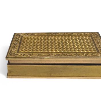 Snuff box in yellow gold (750) depicting a book with engine-turned plates surrounded by vegetal motifs, the back alternating a four-pointed cross and stylized flowers.